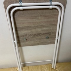 ニトリ　折り畳みデスクと折り畳み椅子の画像