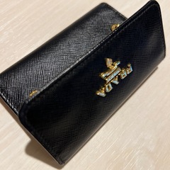 プラダキーケース　ブラック✖️ゴールド正規品の画像