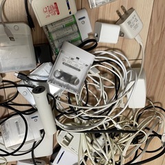 バッテリーやコード大量の画像