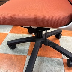 ジャングルジャングル貝塚店　オフィスチェア　FITA   フィータ　ワークチェア　メッシュバック　チェア　オフィス家具　テラコッタレッド　キャスター付き　コマ付き椅子　中古　リユース　貝塚市　二色浜の画像