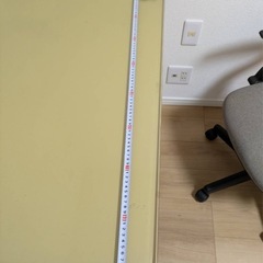 ガラスの勉強机と椅子の画像