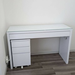 ガラステーブルの画像