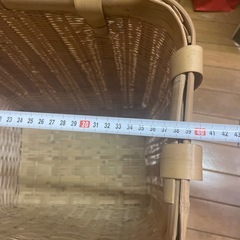 背負いベルトのついた大きな竹カゴの画像
