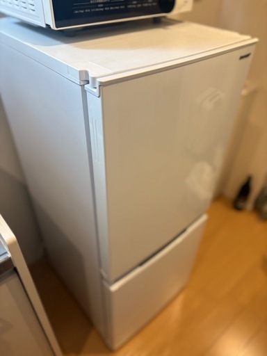 シャープの冷蔵庫　
152L  ホワイト SJ15E9W