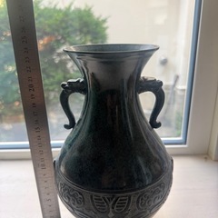 青銅製の装飾花瓶の画像