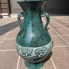 青銅製の装飾花瓶の画像