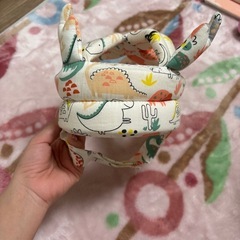 ベビー用ヘルメット（頭部保護）と防寒帽子の画像