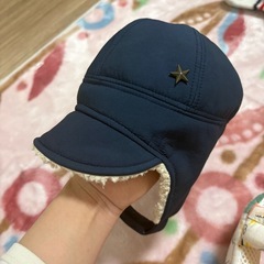 ベビー用ヘルメット（頭部保護）と防寒帽子の画像