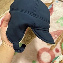 ベビー用ヘルメット（頭部保護）と防寒帽子の画像