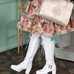 しまむら くる実 ファー付き編み上げロングブーツ ホワイト ノエルドメモワールの画像