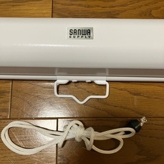 サンワダイレクト マット プロジェクタースクリーン 100インチ 吊り下げ式 天井/壁掛け 16：9 ホームシアター スロー巻き上げ式 100-PRS019の画像