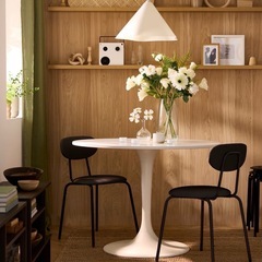 ホワイト円形ダイニングテーブルの画像