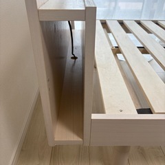 アイリスオーヤマ シングルベッドフレーム ホワイト 棚・コンセント付き すのこの画像