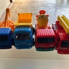 車のおもちゃ17台の画像