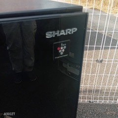 A025 送料設置無料　SHARP　人気モデル　ガラスデザイン　冷蔵庫　137Lの画像
