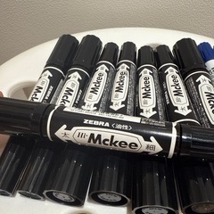 引渡し限定 ゼブラ油性マーカー黒8本+TANOSEEマーカー青2本の画像