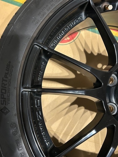 メガーヌIII RS用ホイール　OZ  8.0Ｊ　235/40 18インチ