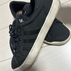 adidas スニーカーの画像