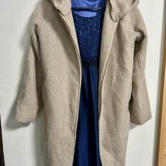 ワンピースドレスとコートのセットの画像