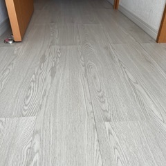 フロアタイル 木目 粘着シートの画像