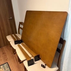 ダイニングテーブルの画像