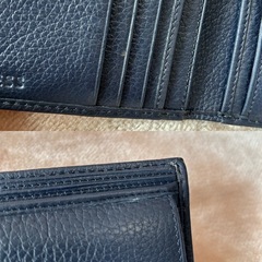 ゲスGuess二つ折り財布 二つ折財布 二折財布 小銭入れアリ 小銭入れ有 小銭入れあり小銭入れ付き さいふ サイフ wallet ミニ財布 コンパクト財布 コンパクトウォレット navy ネイビー　紺色系 darkblue ダークブルー青色系 レザー牛革本革の画像
