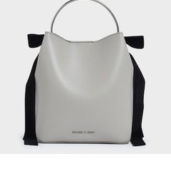 CHARLES & KEITH ベルベットボウディテール バケツバックの画像