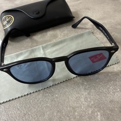 Ray-Ban RB 4369のブラックサングラスの画像