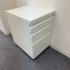 事務所テーブル、キャビネット、棚2つ 全てセットの画像