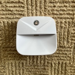 LED 明暗センサー付 ナイトライト プライング式 自動点灯 暖色 足元灯の画像