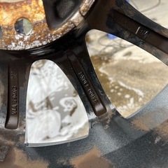 16インチアルミホイル付きタイヤの画像