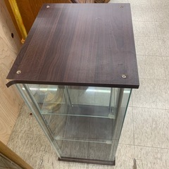 【ジモティー割引で最大15％OFF⭐️】ガラスショーケース　茶色　ブラウン　収納の画像