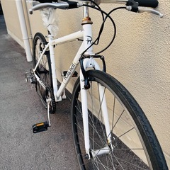 6段変速のクロスバイク。チェーンやワイヤー類は新品に交換済み。防犯登録も込みの価格なので、譲渡証明など面倒なことなく乗れますの画像