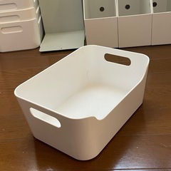 無印とIKEAの整理ボックスなどの画像
