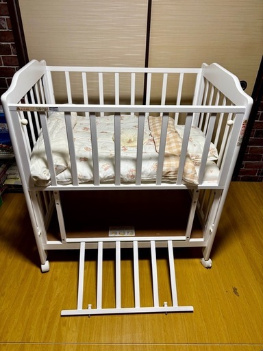 美品】カトージ ミニベビーベッドハイタイプ123 （キャスターカバー