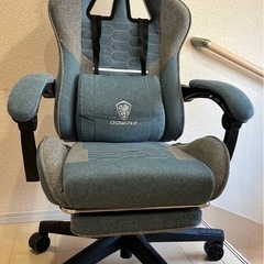 28インチモニタ付きテーブルとゲーミングチェア
の画像