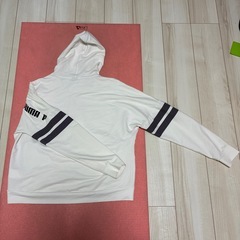 PUMAパーカーの画像