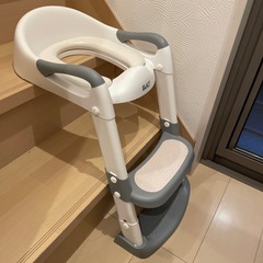 国内メーカーBuKO ステップ・ハンドル付きクッション補助便座の画像