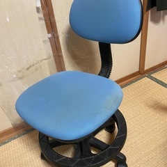 学習机と椅子の画像