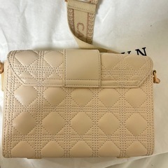 CARLYNベビーピンククロスバッグの画像