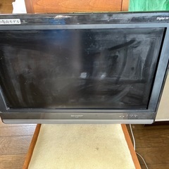 液晶テレビとオイルヒーターの画像