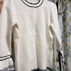 ホワイトストライプトップスの画像