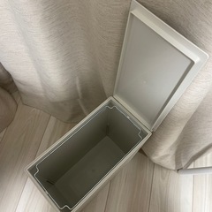 白いゴミ箱の画像
