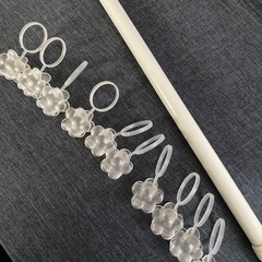 突っ張り棒と半透明のカーテンクリップの画像