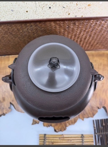 時代物 茶道具 名工 二代目 畠春斎 作 無文平丸釜 添 唐銅鬼面風炉 未使用品 在銘 共箱 銅蓋 鉄釜 釜環付 茶釜 風炉釜 煎茶道具 茶器 風炉