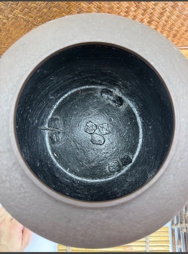 時代物 茶道具 名工 二代目 畠春斎 作 無文平丸釜 添 唐銅鬼面風炉 未使用品 在銘 共箱 銅蓋 鉄釜 釜環付 茶釜 風炉釜 煎茶道具 茶器 風炉