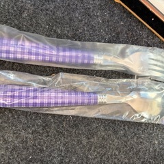 大きめのフォークとスプーンの画像