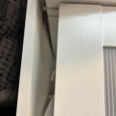 IKEA（イケア）のKVIKNE（クヴィクネ）は、スライドドアを採用した省スペースなワードローブです。コンパクトなサイズ感（約幅120cm、高さ190cm、奥行き57cm程度）の画像