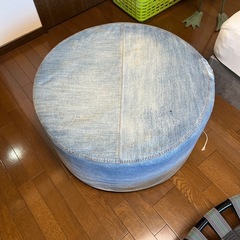 デニム生地の椅子の画像