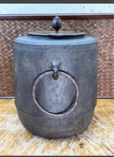 時代物 茶道具 名工 後藤九吉 作 うずまき 文 筒釜 共箱 銅蓋 釜環 鉄釜 良品 煎茶道具 茶釜 釜師 茶器 風炉釜 伝統工芸 和骨董 和美術 釜